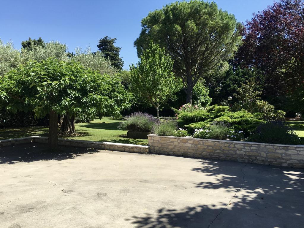 Villa Mas St Jean B&B Noves Bagian luar foto